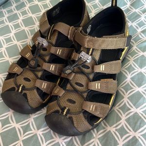 Unisex Keen Sandal size 4 (big kid)